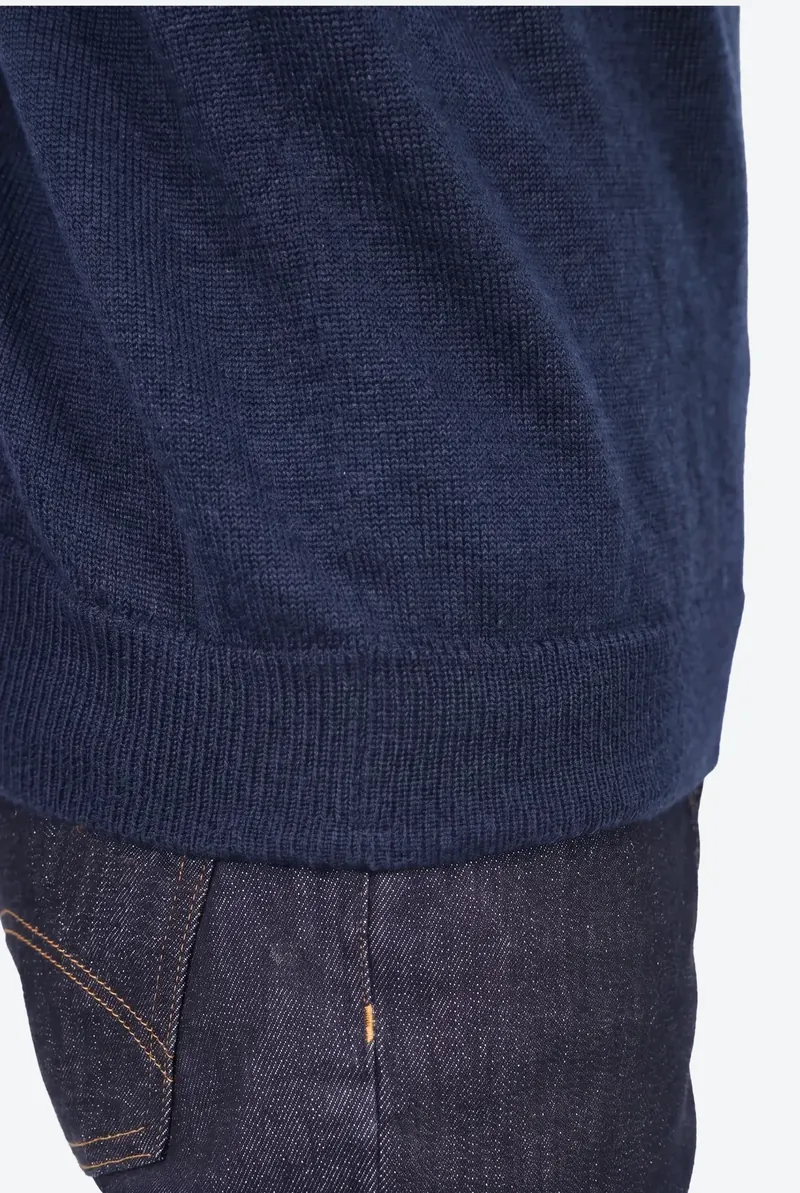 Pull Nino gedragen, detail van de hals