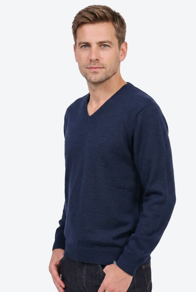 Pull Nino gedragen, driekwartaanzicht