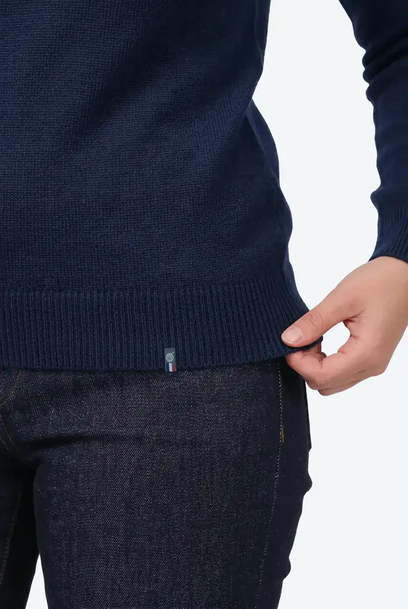 Pull Romy gedroen, Detail vum Saum