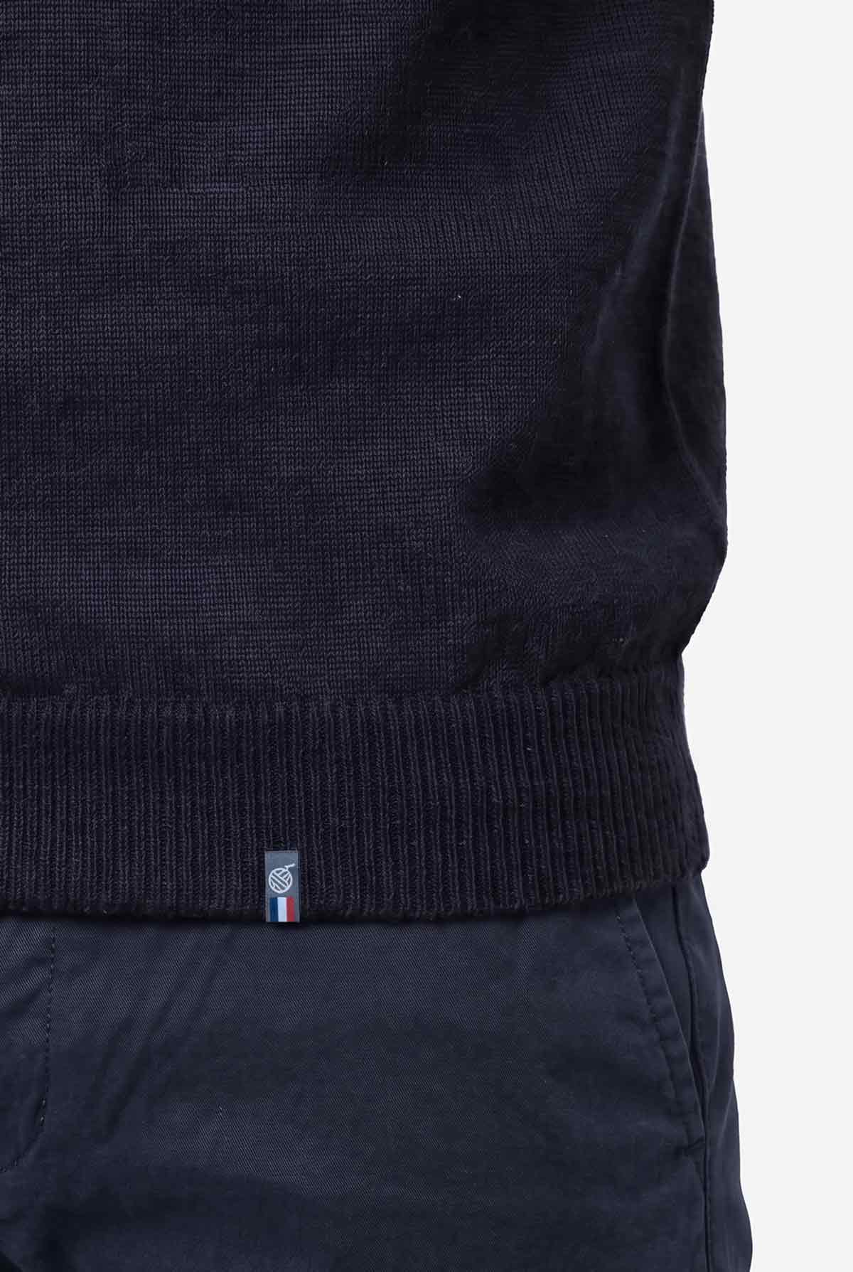 Pull Marceau porté, détail du col