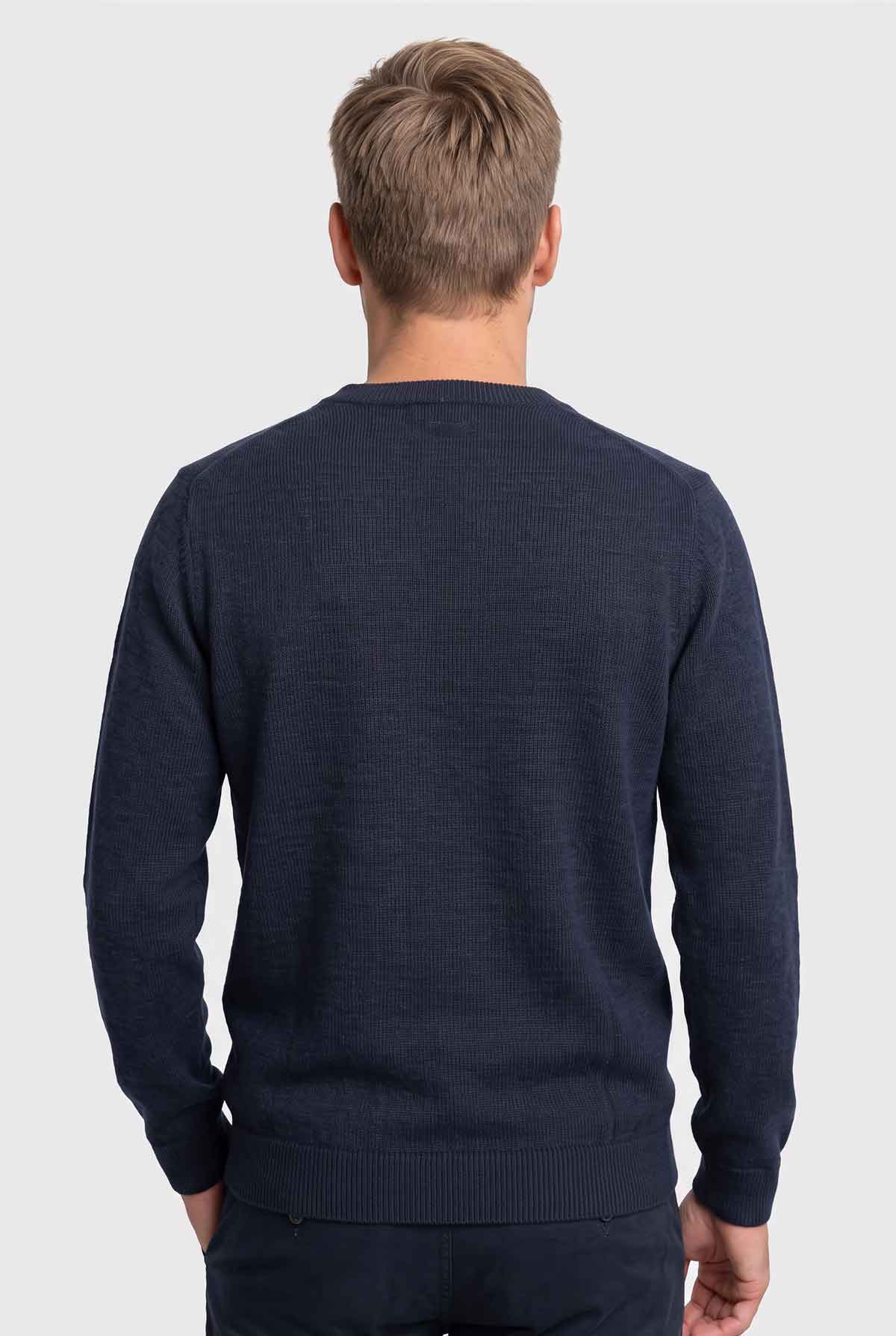 Pull Marceau porté, vue de trois-quarts