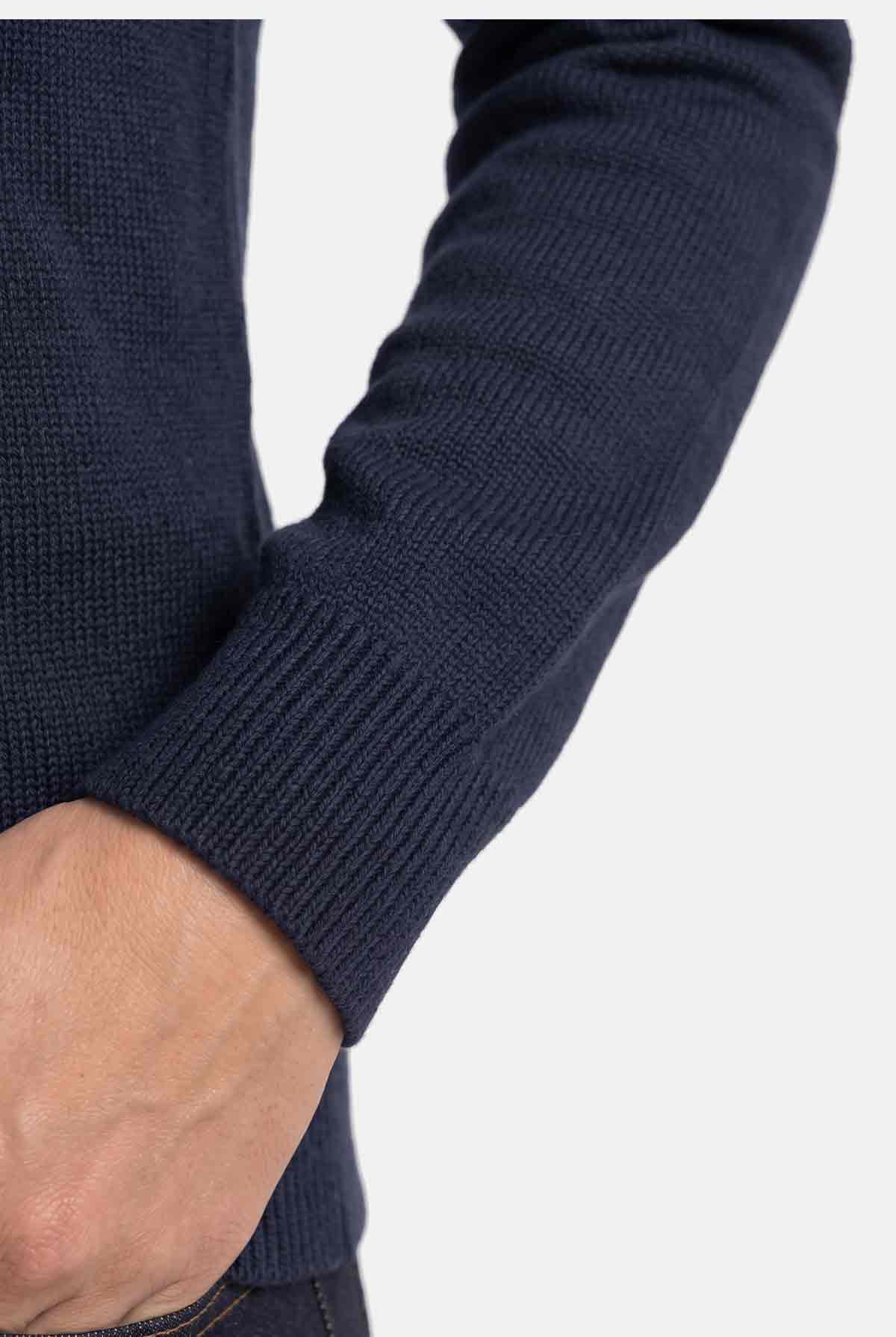 Pull Alma porté, détail du col
