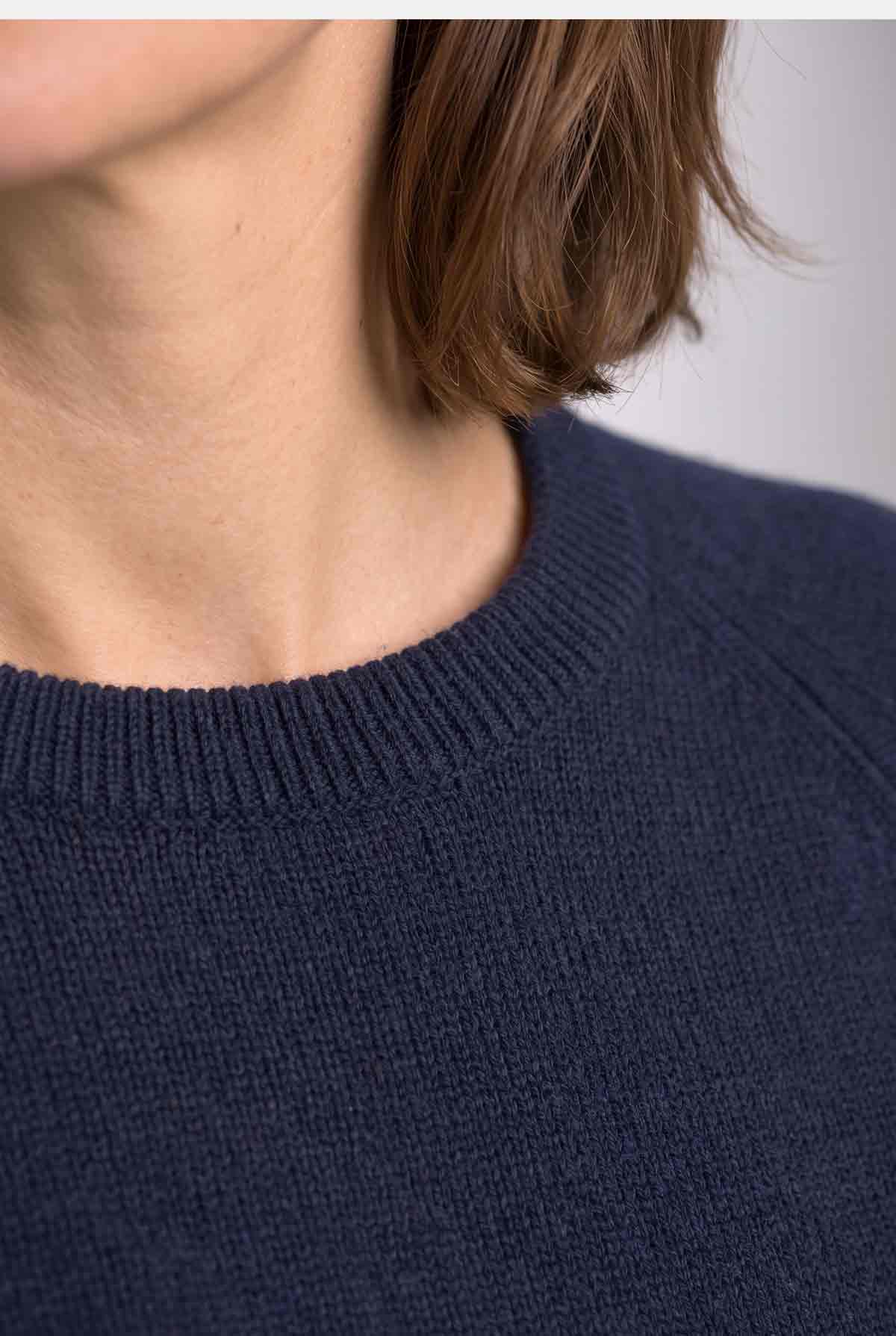 Pull Alma porté, vue de trois-quarts