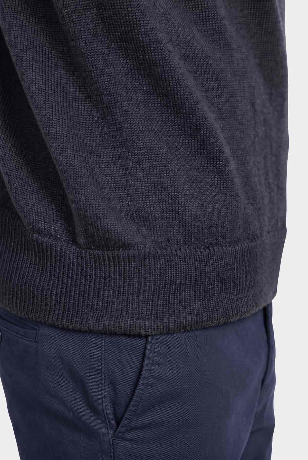 Pull Nino porté, détail du col