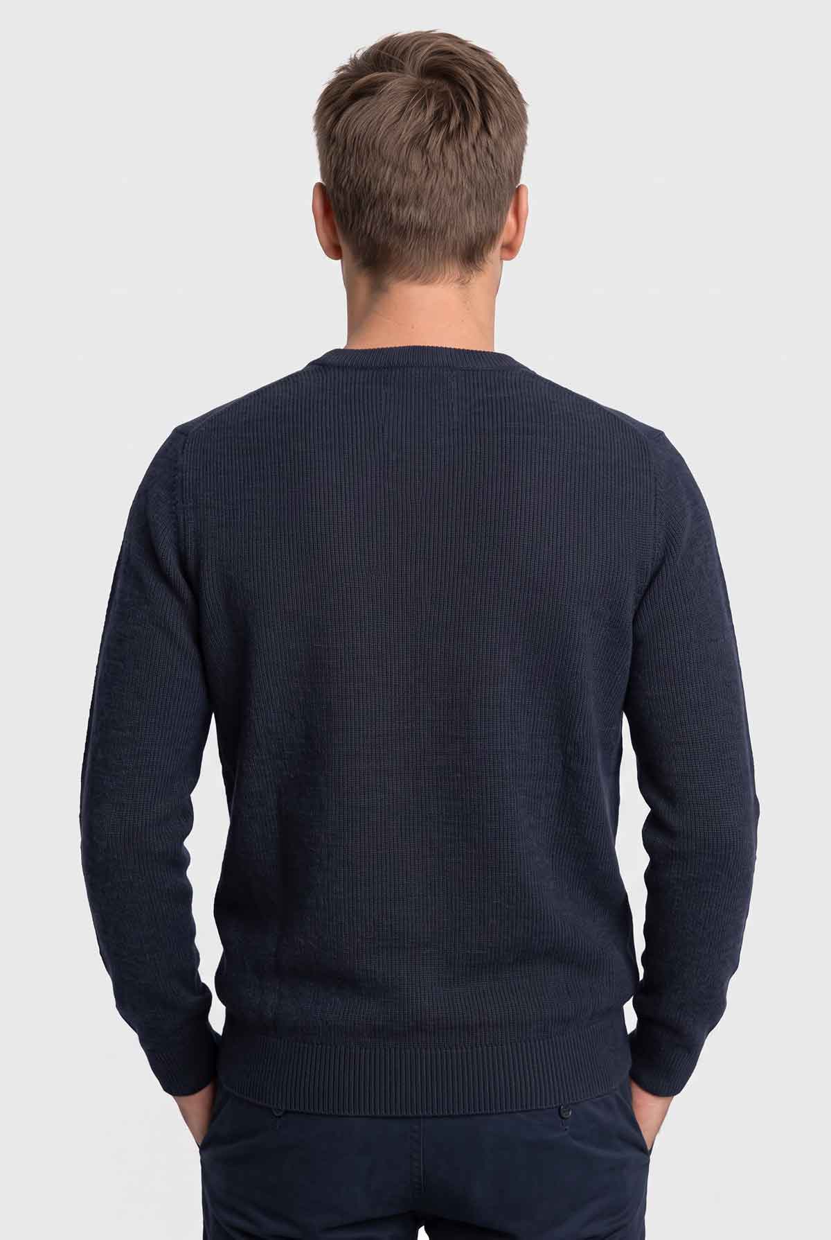 Pull Nino porté, vue de trois-quarts