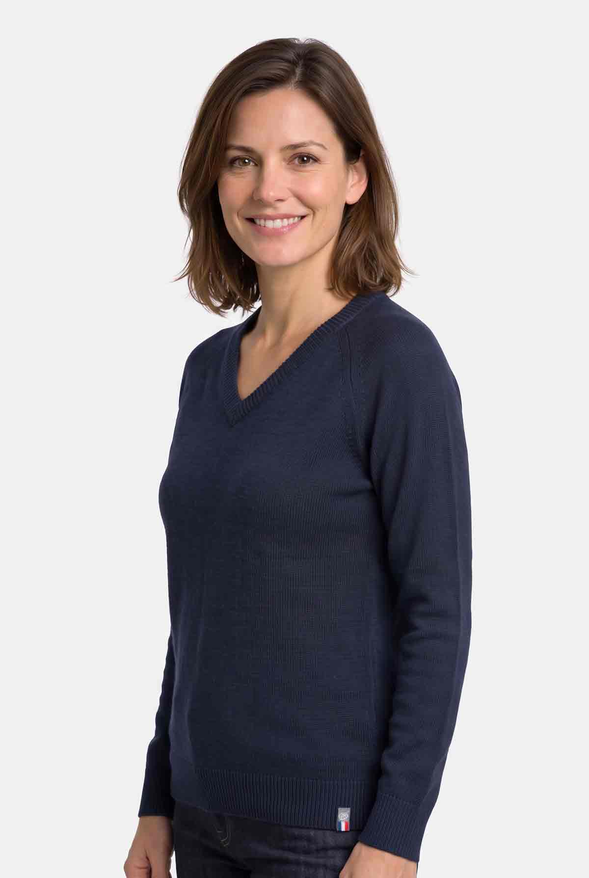Pull Romy porté, vue de trois-quarts