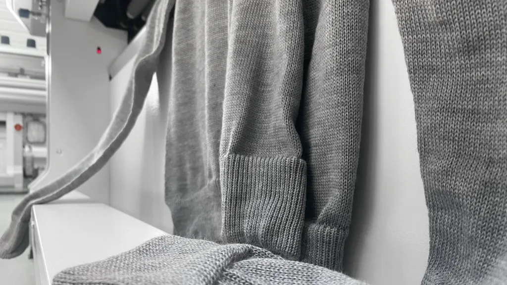 Whole-garment knitting in the PELOT workshop in Vire